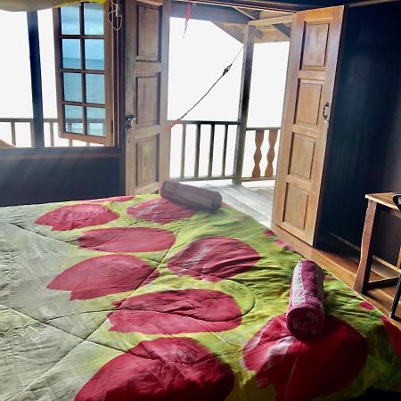 Beachfront Hut Upstairs Astra - Beach Shack Chalet Kampong Juara Bagian luar foto