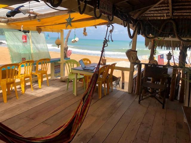 Beachfront Hut Upstairs Astra - Beach Shack Chalet Kampong Juara Bagian luar foto