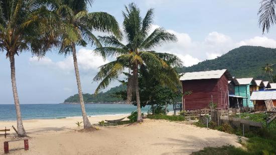 Beachfront Hut Upstairs Astra - Beach Shack Chalet Kampong Juara Bagian luar foto