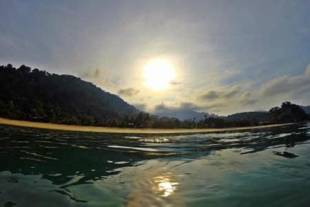 Beachfront Hut Upstairs Astra - Beach Shack Chalet Kampong Juara Bagian luar foto