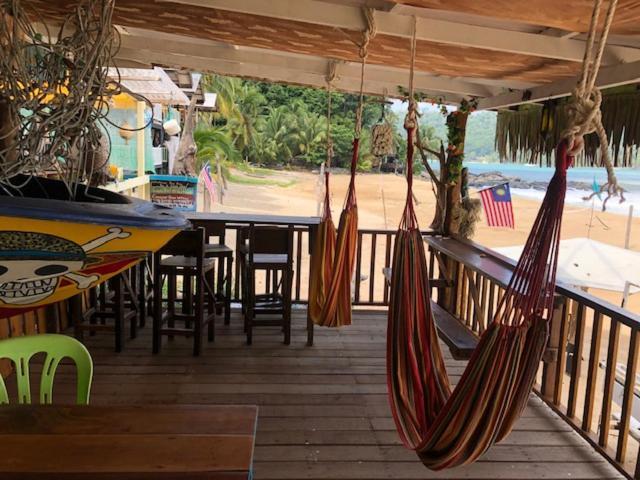 Beachfront Hut Upstairs Astra - Beach Shack Chalet Kampong Juara Bagian luar foto