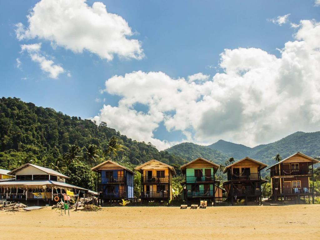 Beachfront Hut Upstairs Astra - Beach Shack Chalet Kampong Juara Bagian luar foto