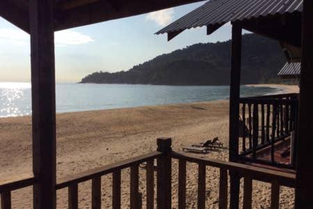 Beachfront Hut Upstairs Astra - Beach Shack Chalet Kampong Juara Bagian luar foto