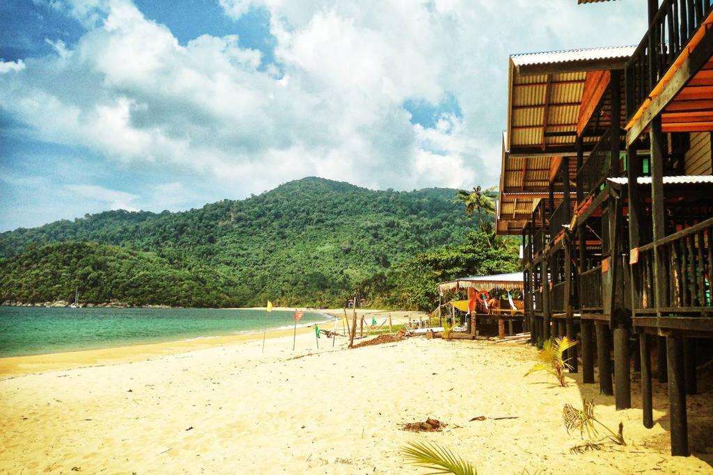 Beachfront Hut Upstairs Astra - Beach Shack Chalet Kampong Juara Bagian luar foto