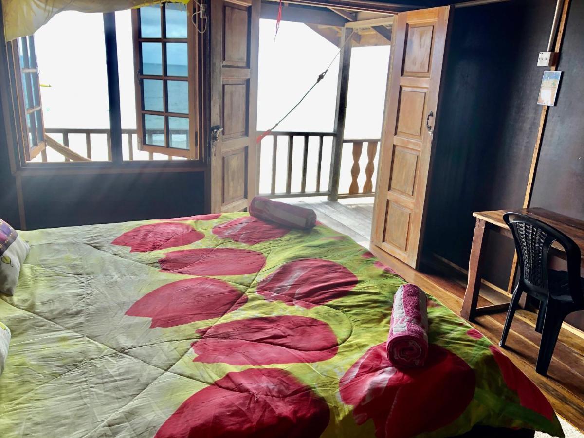 Beachfront Hut Upstairs Astra - Beach Shack Chalet Kampong Juara Bagian luar foto