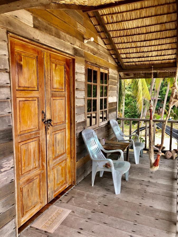 Beachfront Hut Upstairs Astra - Beach Shack Chalet Kampong Juara Bagian luar foto