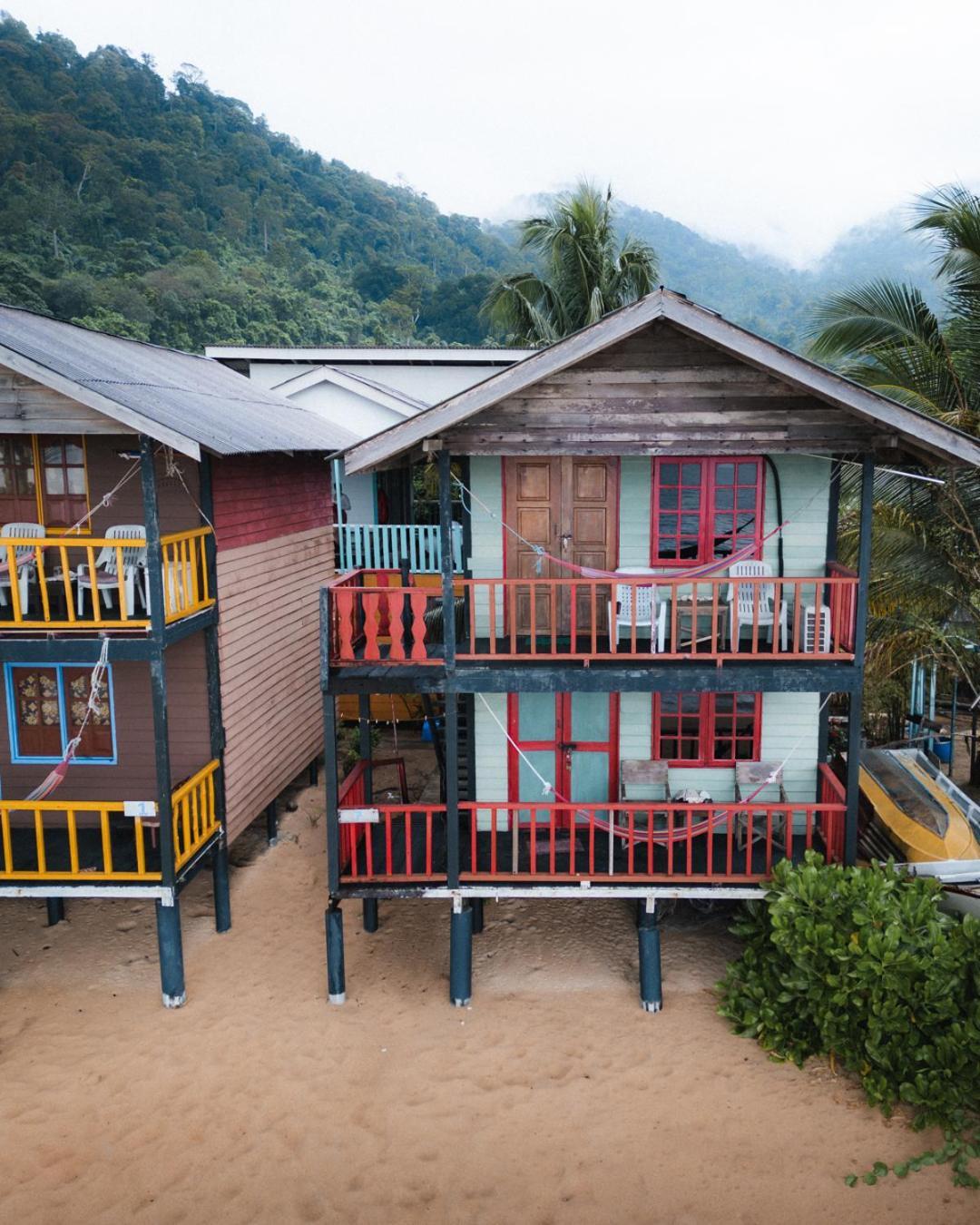 Beachfront Hut Upstairs Astra - Beach Shack Chalet Kampong Juara Bagian luar foto