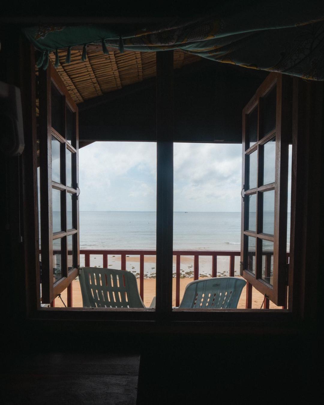 Beachfront Hut Upstairs Astra - Beach Shack Chalet Kampong Juara Bagian luar foto
