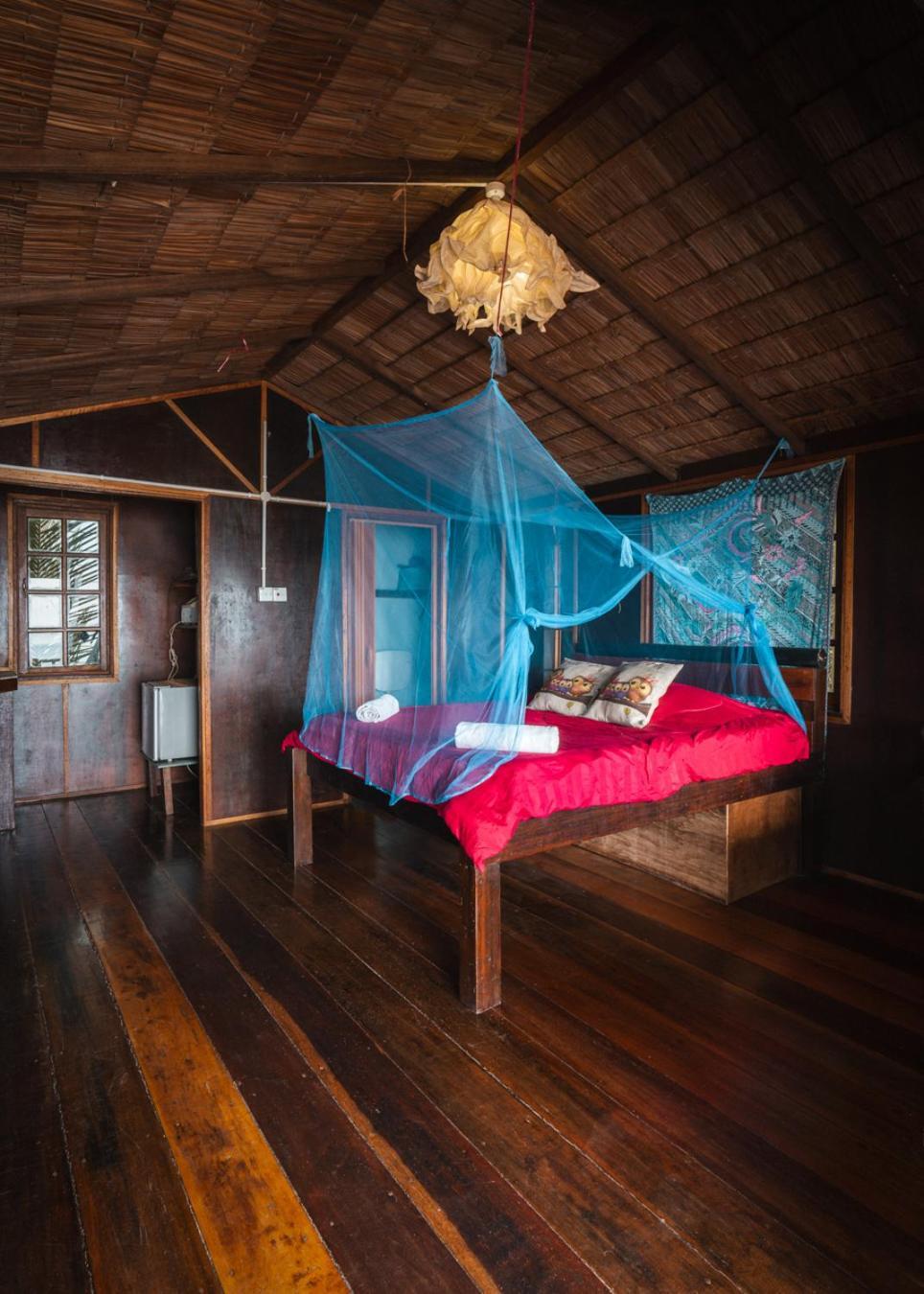 Beachfront Hut Upstairs Astra - Beach Shack Chalet Kampong Juara Bagian luar foto